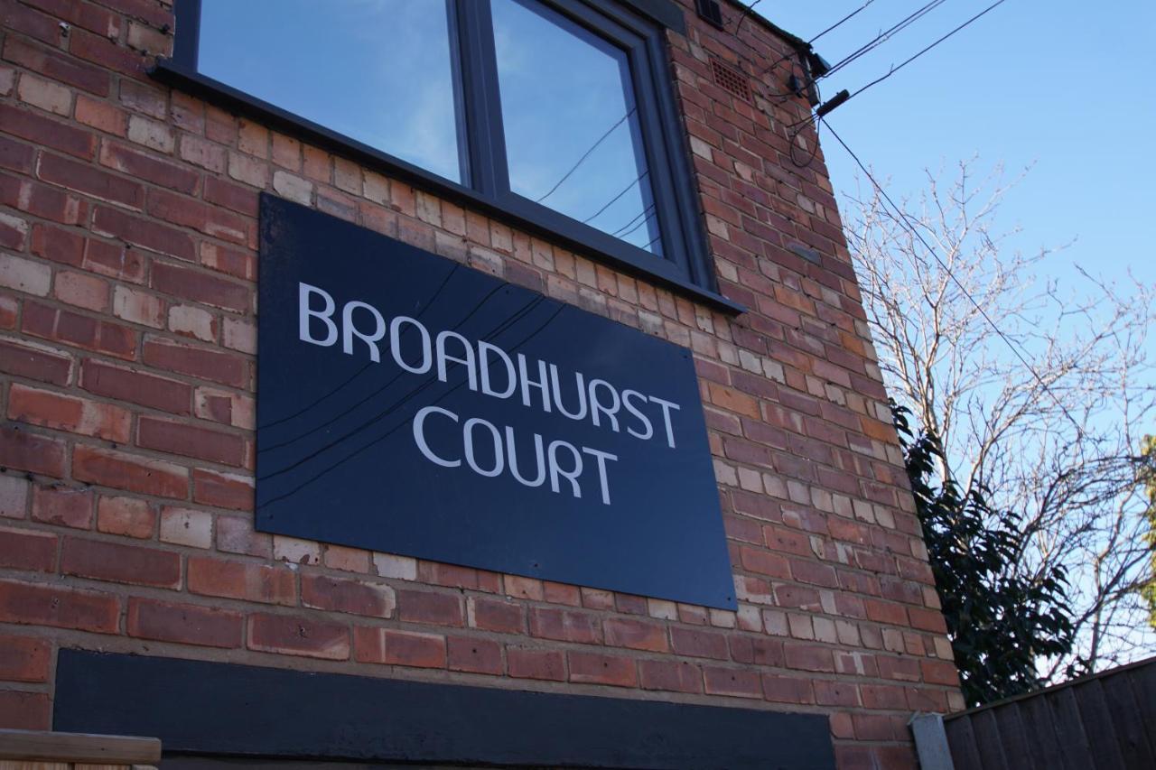 Apartment 2 Broadhurst Court Sleeps 6, Minutes From Town Centre & Trains Stockport Exterior photo