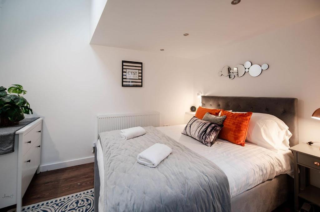 Apartment 2 Broadhurst Court Sleeps 6, Minutes From Town Centre & Trains Stockport Exterior photo